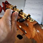 Wie stimme ich eine Gitarre