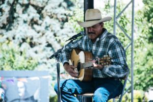 Cowboy spielt Westerngitarre Westerngitarre kaufen