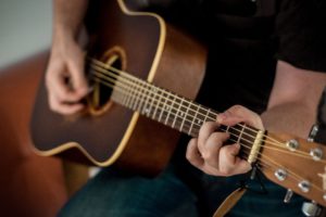 Westerngitarre lernen Mann spielt Westerngitarre