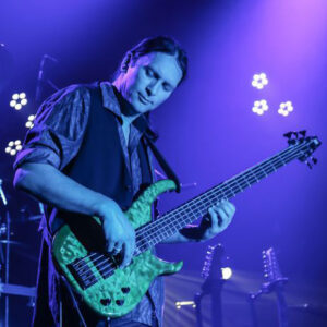 Bassist Steffen Knauss bei Live-Auftritt