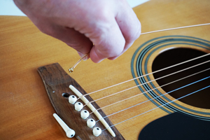 Saitenwechsel einer Westerngitarre Gitarrensaiten kaufen